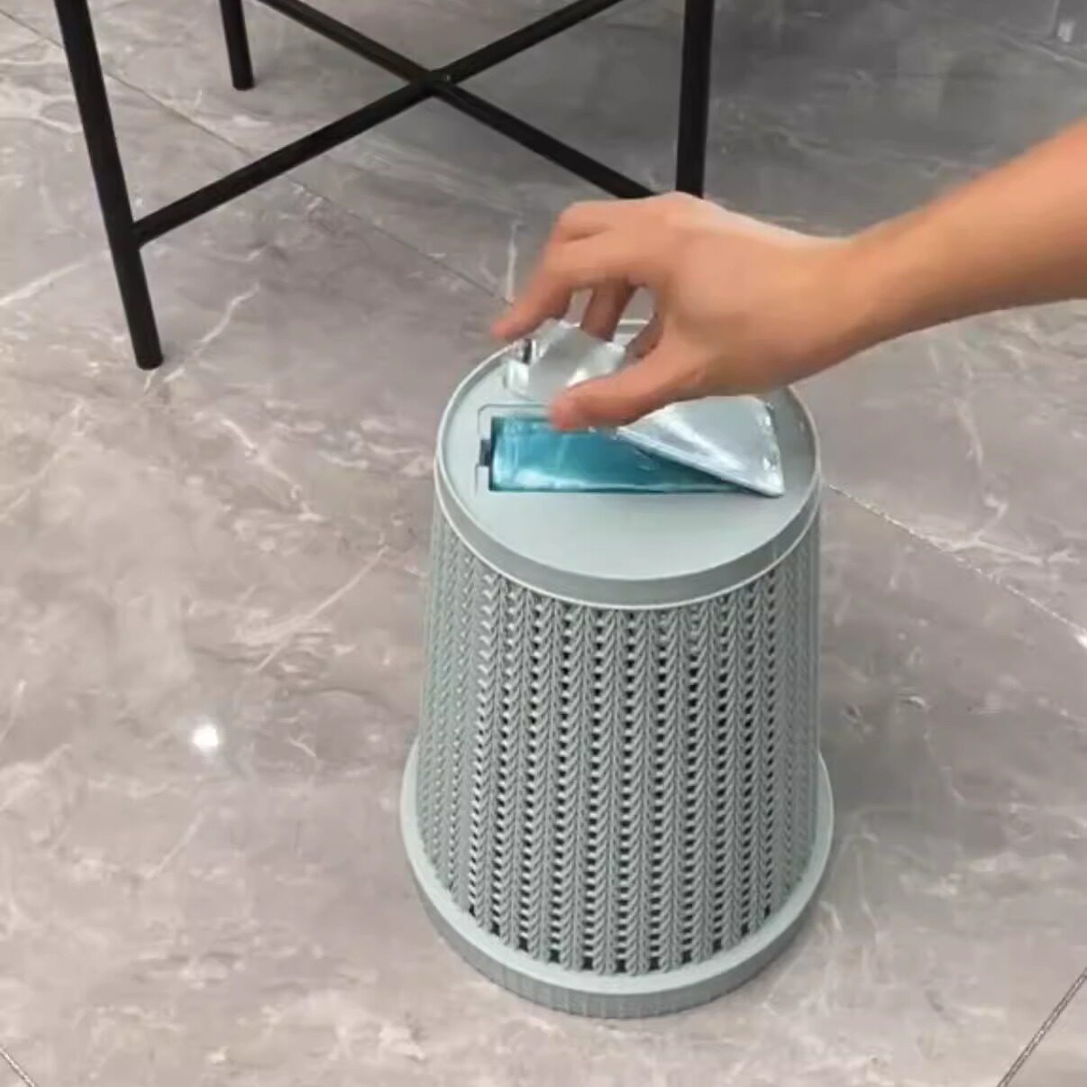 Automatic Trash Bag Dispenser
Dispensador automatico de bolso de basura