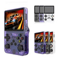 A retro portable game console on hand
Una consola de juegos port�til retro a mano