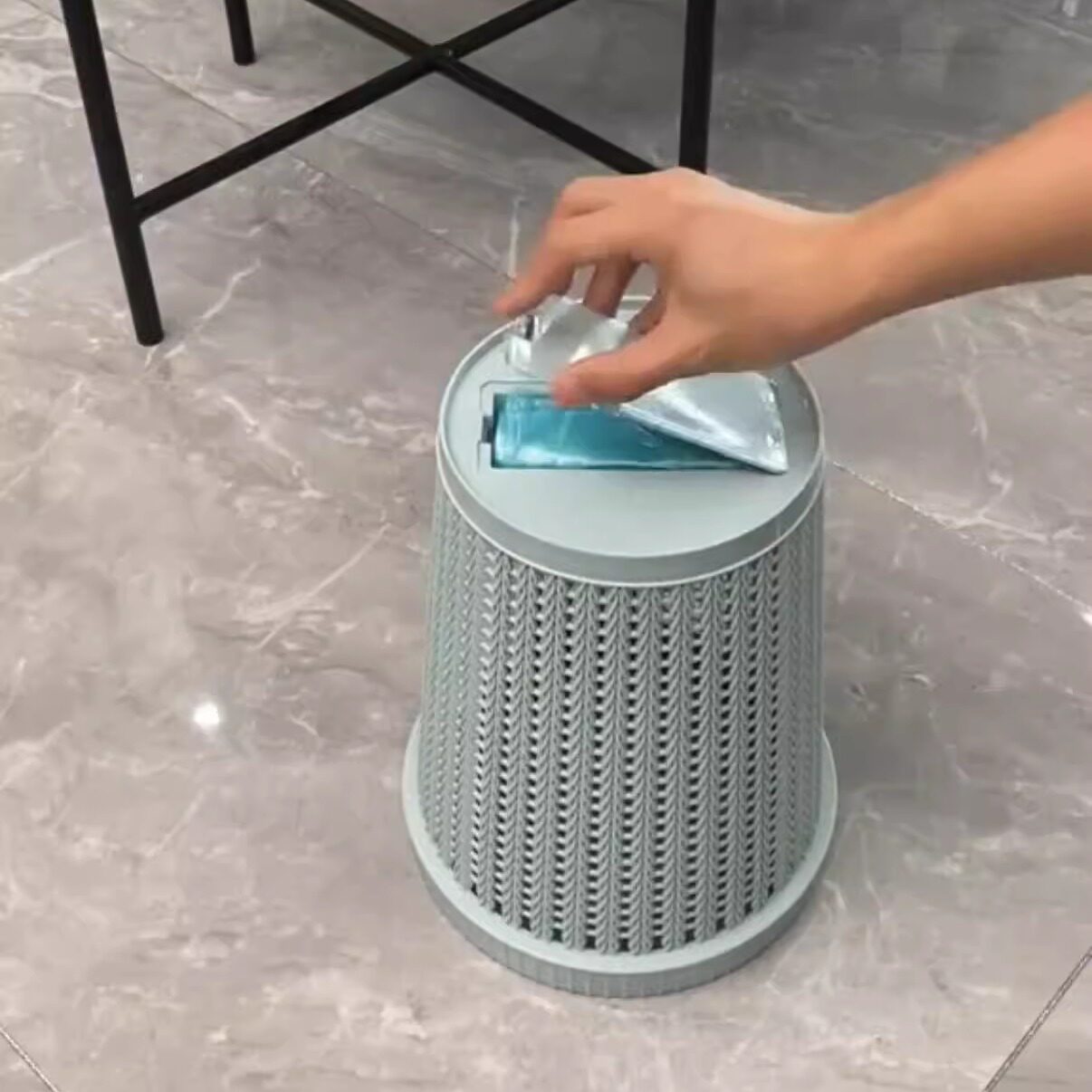 Automatic Trash Bag Dispenser
Dispensador automatico de bolso de basura